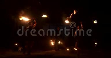 一群带火的专业艺术<strong>家展</strong>示了表演杂耍和慢动作与火跳舞。